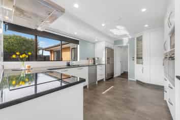 2/10 Pinewood Grove, Botany Downs