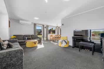 2/10 Pinewood Grove, Botany Downs
