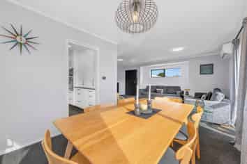 2/10 Pinewood Grove, Botany Downs