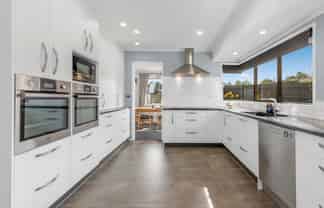 2/10 Pinewood Grove, Botany Downs