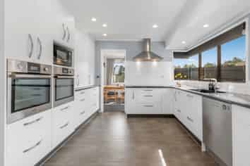 2/10 Pinewood Grove, Botany Downs
