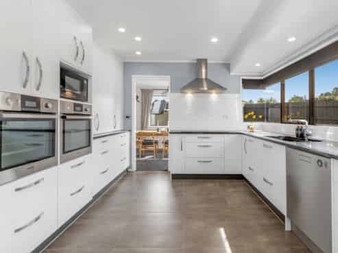 2/10 Pinewood Grove, Botany Downs