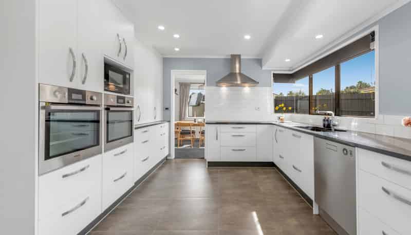 2/10 Pinewood Grove, Botany Downs