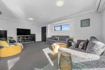 2/10 Pinewood Grove, Botany Downs