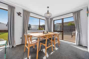 2/10 Pinewood Grove, Botany Downs