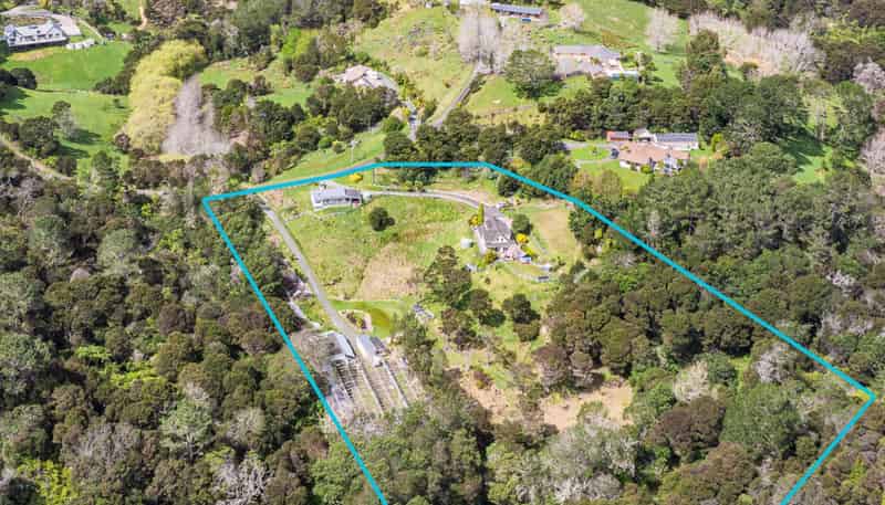 1180 East Coast Road, Redvale