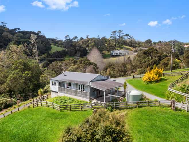 1180 East Coast Road, Redvale