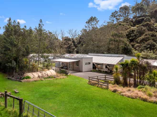 1180 East Coast Road, Redvale