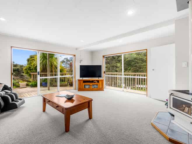 1180 East Coast Road, Redvale