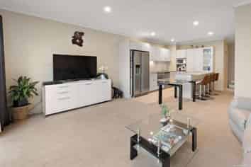 8/128 Stancombe Road, Flat Bush
