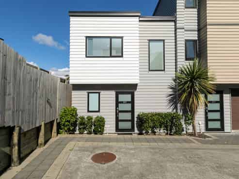 7/7 South Pacific Place, Henderson