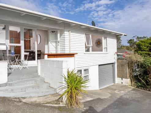 2/199 Titirangi Road, Titirangi