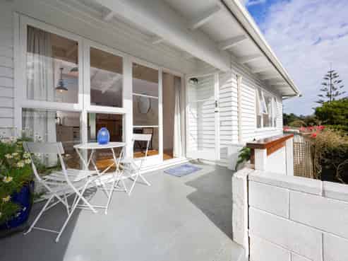 2/199 Titirangi Road, Titirangi