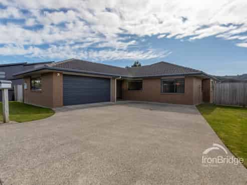 13 Percy Kinsman Crescent, Riverstone Terraces