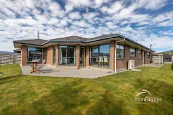 13 Percy Kinsman Crescent, Riverstone Terraces