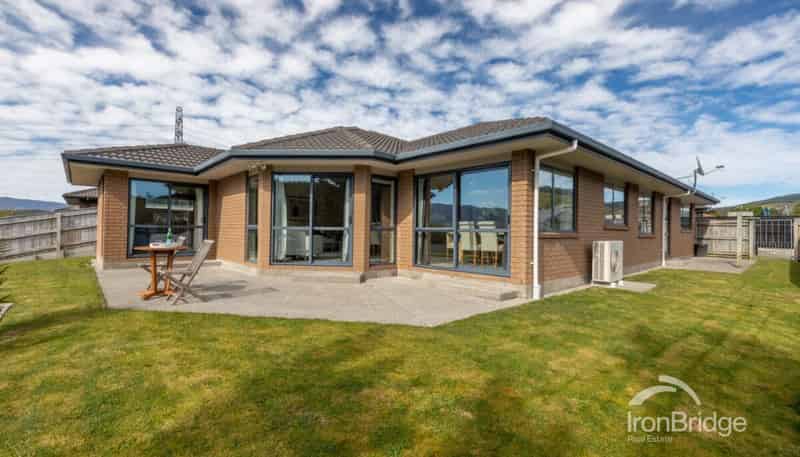 13 Percy Kinsman Crescent, Riverstone Terraces