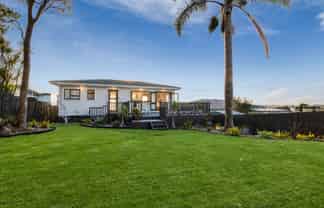 19 Highland Ave, Titirangi