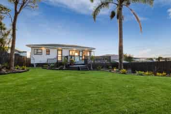 19 Highland Ave, Titirangi