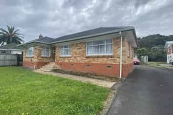 330 Western Hills Drive, Avenues