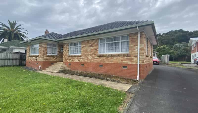 330 Western Hills Drive, Avenues