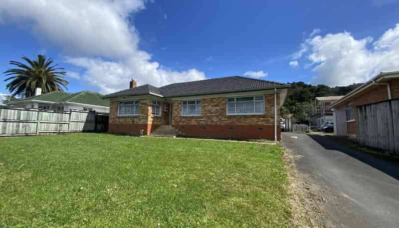 330 Western Hills Drive, Avenues