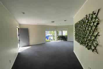 1/15 Jay Court, Botany Downs