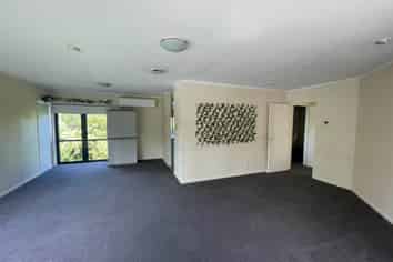 1/15 Jay Court, Botany Downs