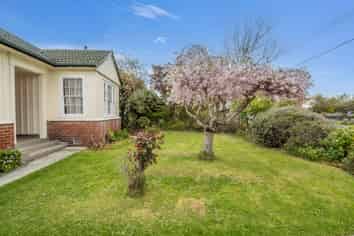 8 Bampton Street, Dallington
