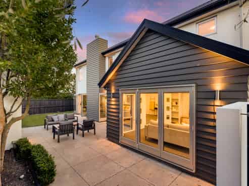 16 Riverbank Road, Northwood