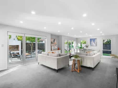 16 Riverbank Road, Northwood