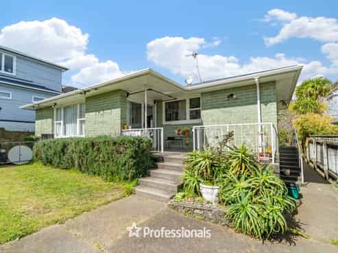 10 Gray Avenue, Paraparaumu Beach