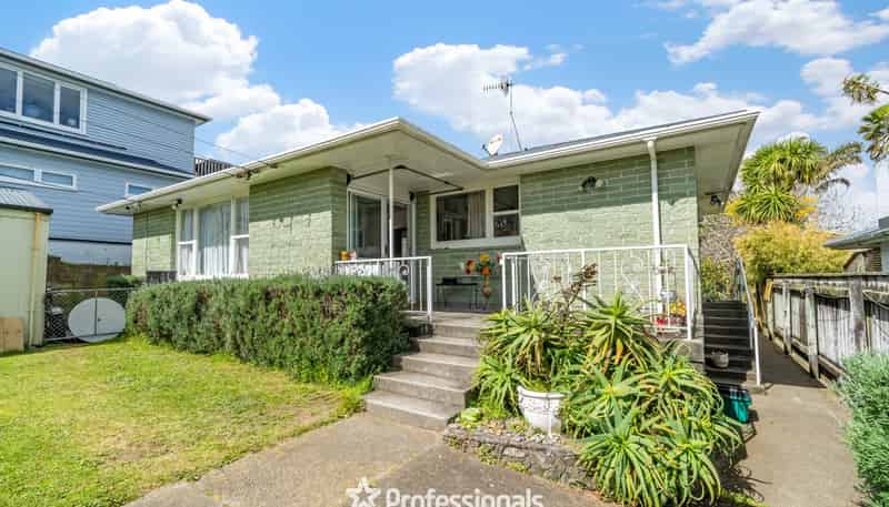 10 Gray Avenue, Paraparaumu Beach