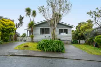 32 Thurleigh Grove, Karori