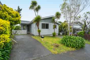 32 Thurleigh Grove, Karori