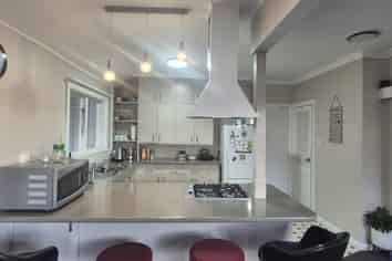 11 Miles Crescent, Newlands