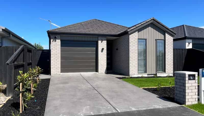 16 Oakmill Drive, Casebrook