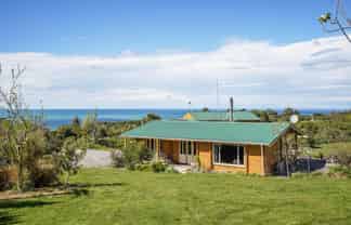 6 Port Robinson Road, Domett