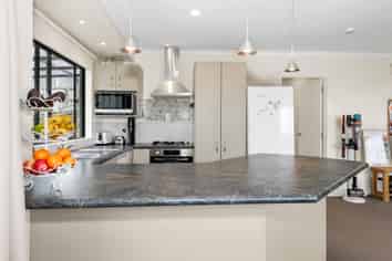2/312 Wairau Road, Glenfield