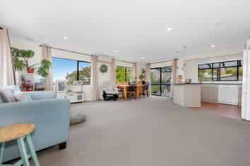 2/312 Wairau Road, Glenfield