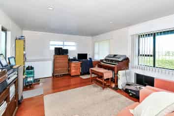 6 Martingale Drive, Kingseat