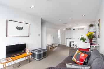 6V/435 New North Road, Kingsland