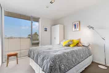 6V/435 New North Road, Kingsland