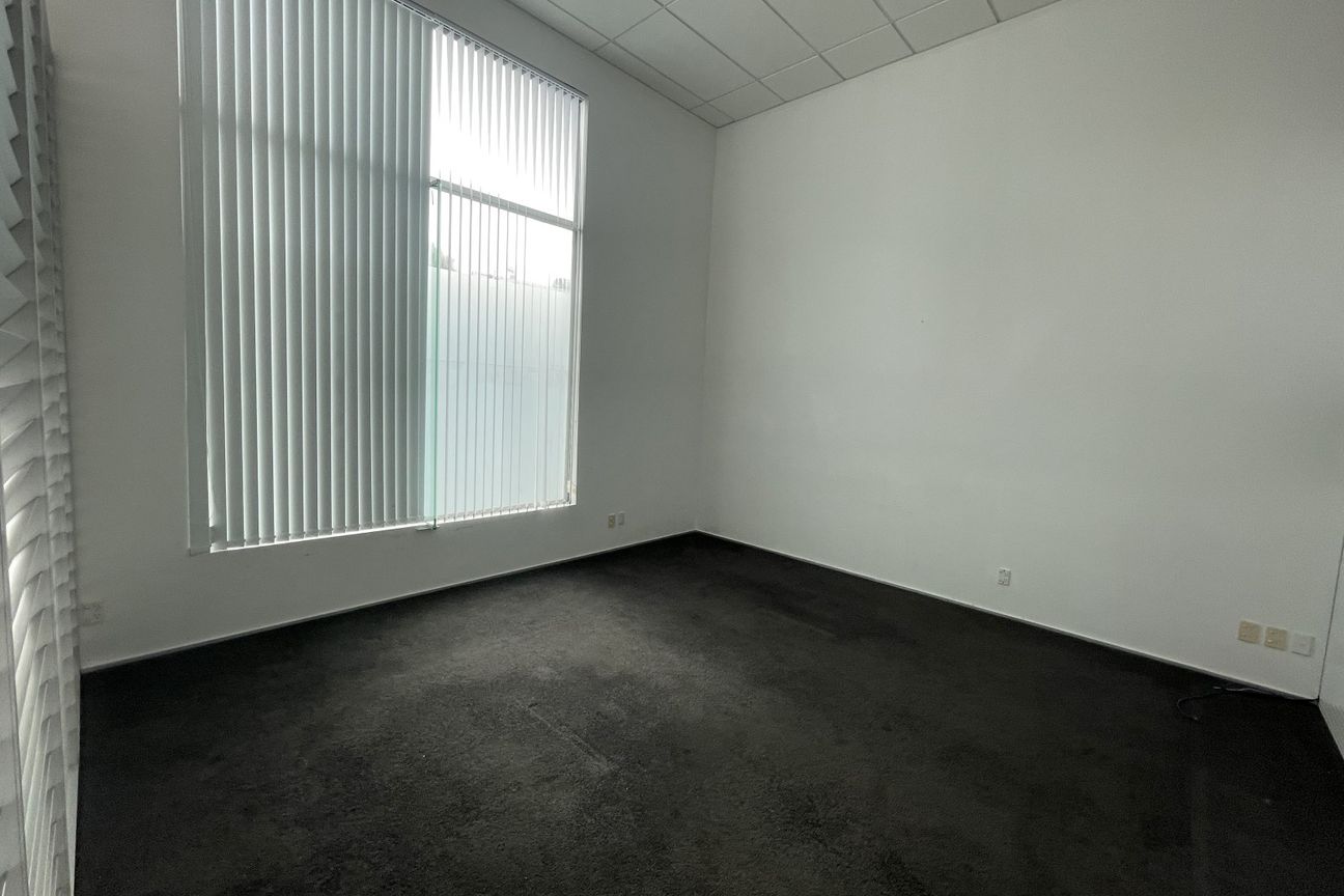 Modern Ground Floor Office or Retail - Vaade 5