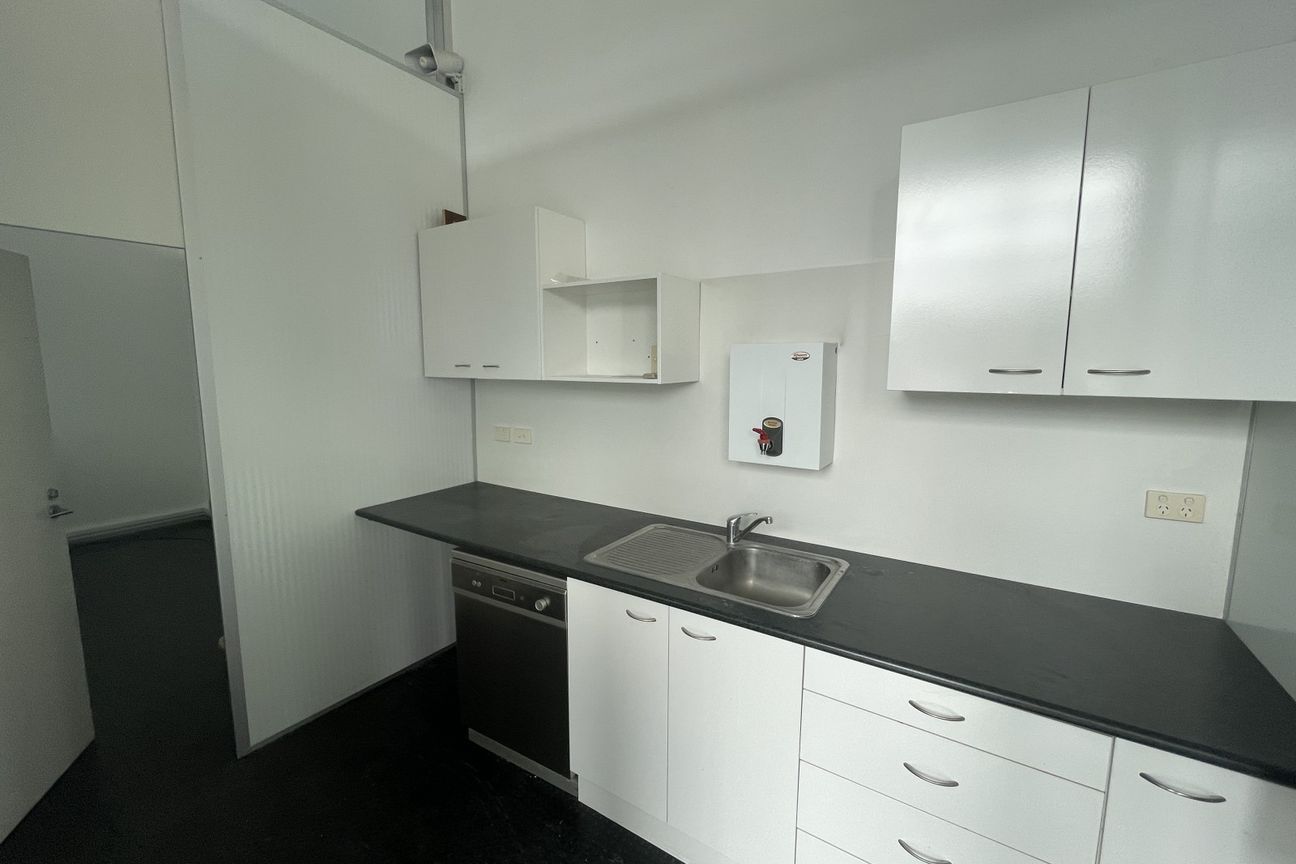 Modern Ground Floor Office or Retail - Vaade 6