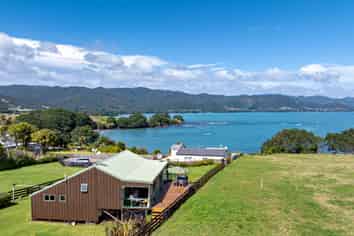 1c Te Kaha Church Road, Te Kaha