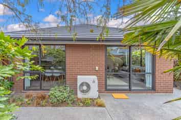 10b Sutton Place, Dallington