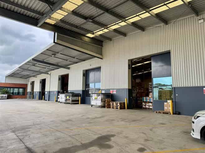 Secure Airport Oaks Industrial Space