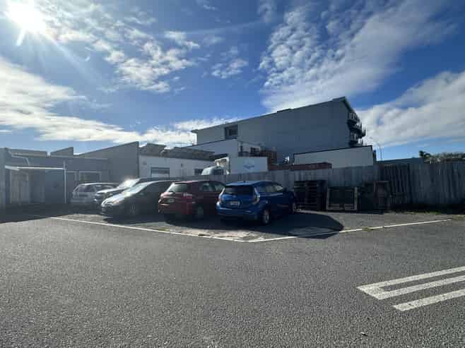 High-profile retail/workshop space - Papamoa Beach