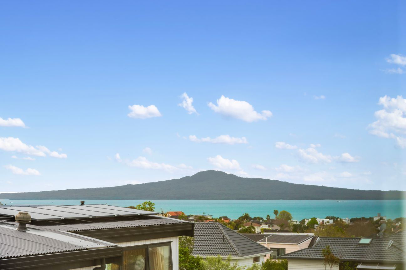 FIND: Indoor-Outdoor Living with Views. - Vista 2