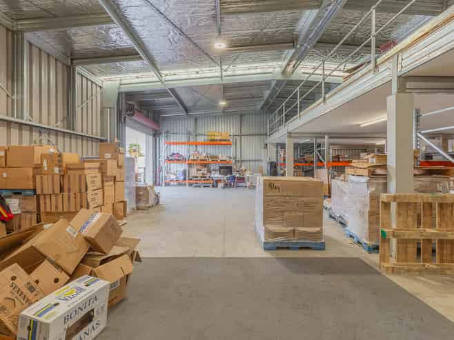 Versatile Unit with Mezzanine & Yard Space